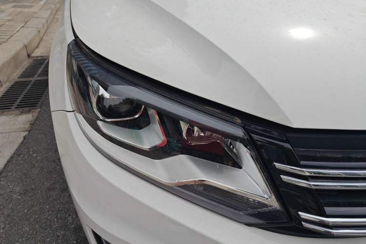 Used Volkswagen Tiguan 2015 1.8TSI Automatic Two-Wheel Drive Luxury Model Right Front Headlight