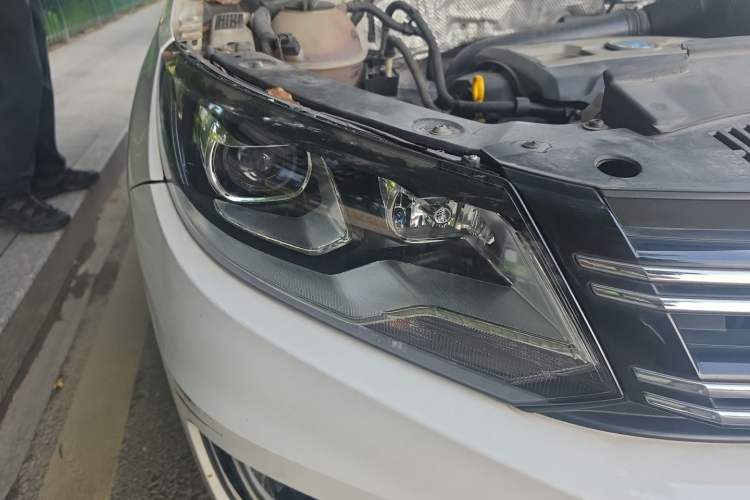 Used Volkswagen Tiguan 2015 1.8TSI Automatic All-Wheel-Drive Luxury Model Right Front Headlight