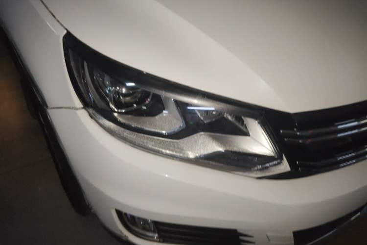 Used Volkswagen Tiguan 2015 2.0 TSI Automatic All-Wheel Drive Luxury Edition Right Front Headlight