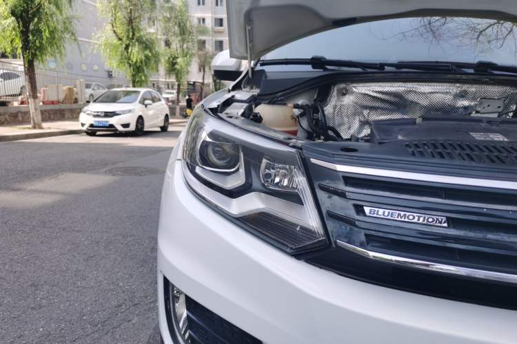 Used Volkswagen Tiguan 2015 1.4TSI Manual Two-Wheel Drive BlueMotion Edition Right Front Headlight