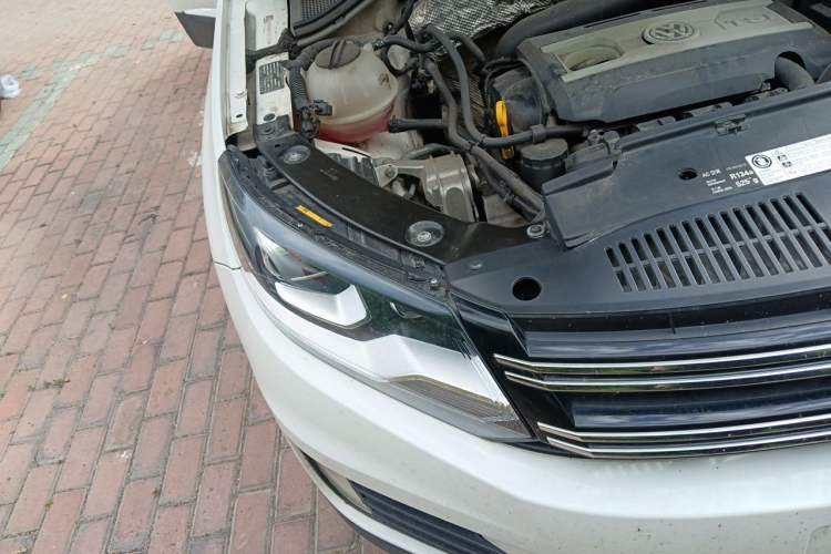 Used Volkswagen Tiguan 2015 1.8TSI Automatic All-Wheel-Drive Luxury Model Right Front Headlight
