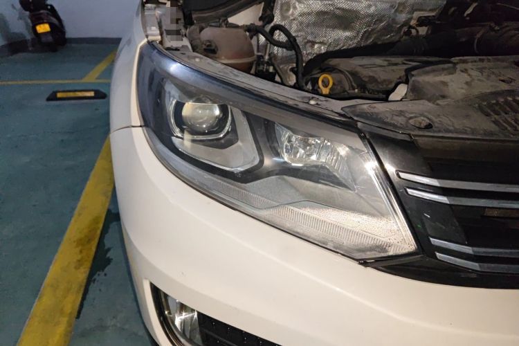 Used Volkswagen Tiguan 2015 1.8TSI Manual Two-Wheel Drive Fashion Edition Right Front Headlight
