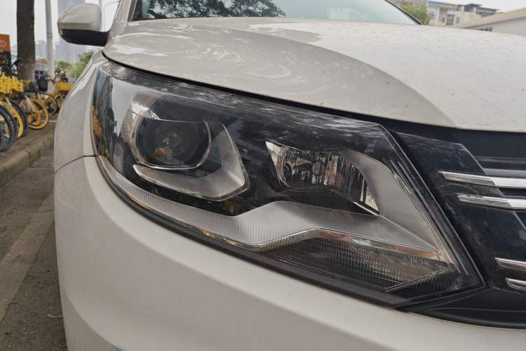 Used Volkswagen Tiguan 2015 2.0 TSI Automatic All-Wheel Drive Luxury Edition Right Front Headlight