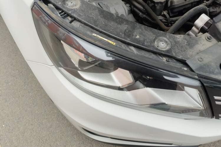 Used Volkswagen Tiguan 2015 1.8TSI Manual Two-Wheel Drive Fashion Edition Right Front Headlight