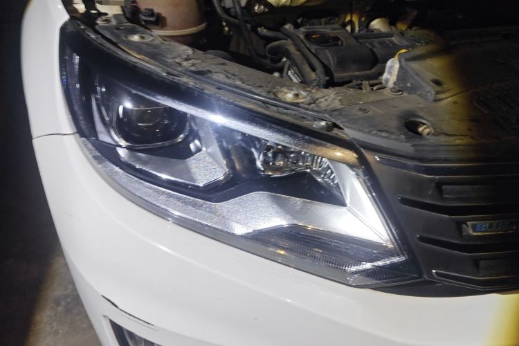 Used Volkswagen Tiguan 2015 1.4TSI Manual Two-Wheel Drive BlueMotion Edition Right Front Headlight