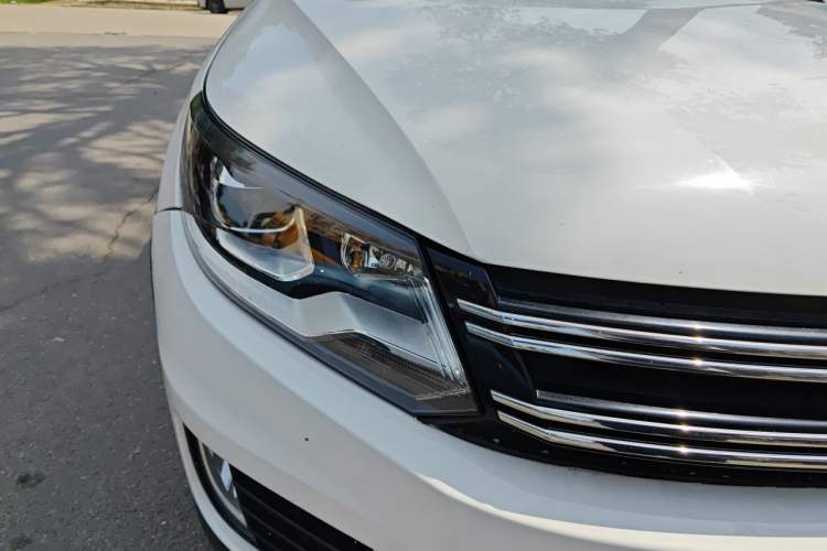 Used Volkswagen Tiguan 2015 1.8TSI Automatic All-Wheel-Drive Luxury Model Right Front Headlight
