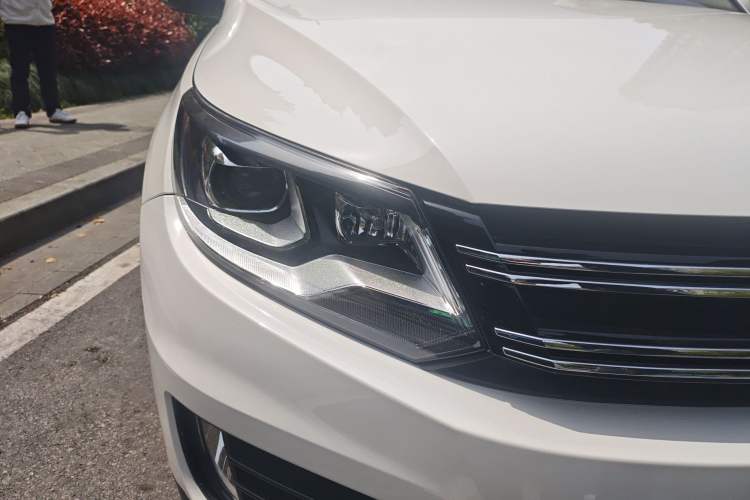 Used Volkswagen Tiguan 2015 1.8TSI Automatic Two-Wheel Drive Luxury Model Right Front Headlight