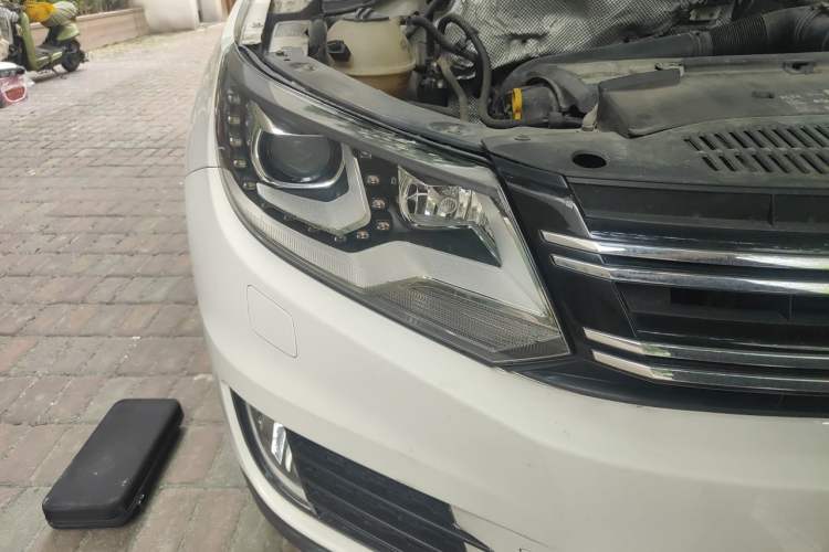 Used Volkswagen Tiguan 2015 1.8TSI Automatic All-Wheel-Drive Luxury Model Right Front Headlight