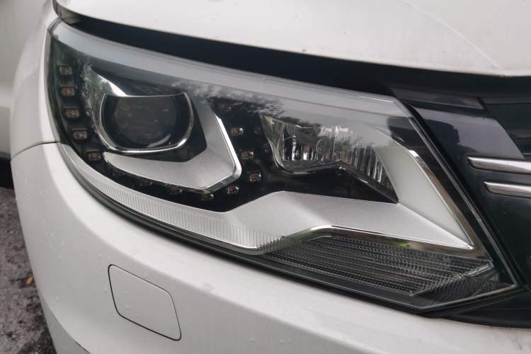 Used Volkswagen Tiguan 2015 2.0 TSI Automatic All-Wheel Drive Flagship Edition Right Front Headlight