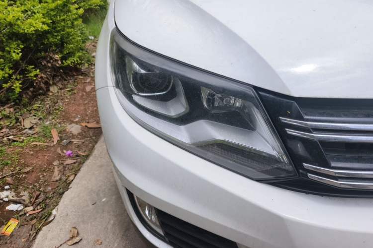 Used Volkswagen Tiguan 2015 2.0 TSI Automatic All-Wheel Drive Luxury Edition Right Front Headlight