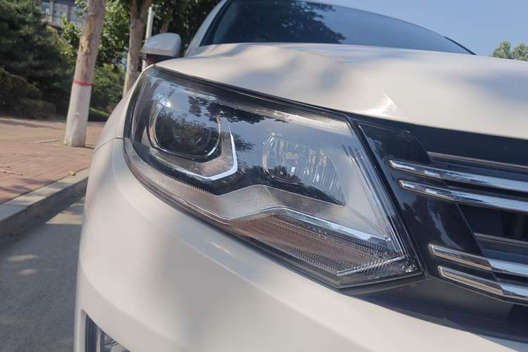 Used Volkswagen Tiguan 2015 1.8TSI Manual Two-Wheel Drive Fashion Edition Right Front Headlight