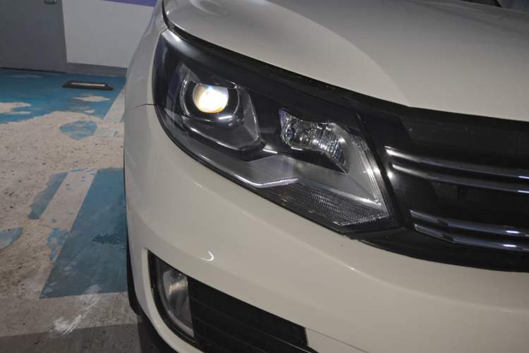 Used Volkswagen Tiguan 2015 1.8TSI Automatic All-Wheel-Drive Luxury Model Right Front Headlight