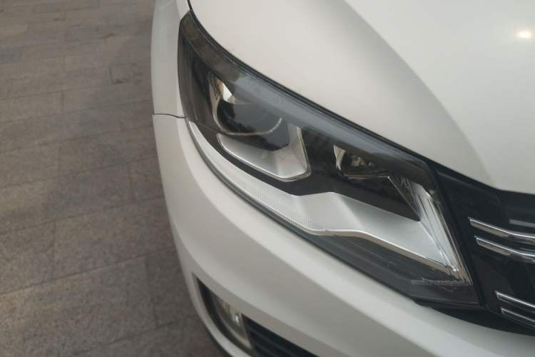 Used Volkswagen Tiguan 2015 2.0 TSI Automatic All-Wheel Drive Luxury Edition Right Front Headlight