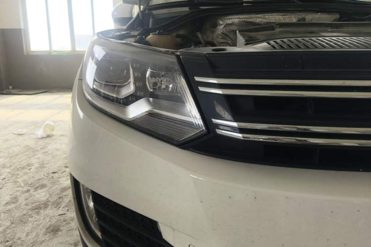 Used Volkswagen Tiguan 2015 1.8TSI Automatic All-Wheel-Drive Luxury Model Right Front Headlight