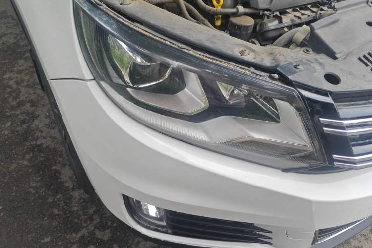 Used Volkswagen Tiguan 2015 1.8TSI Automatic All-Wheel-Drive Luxury Model Right Front Headlight
