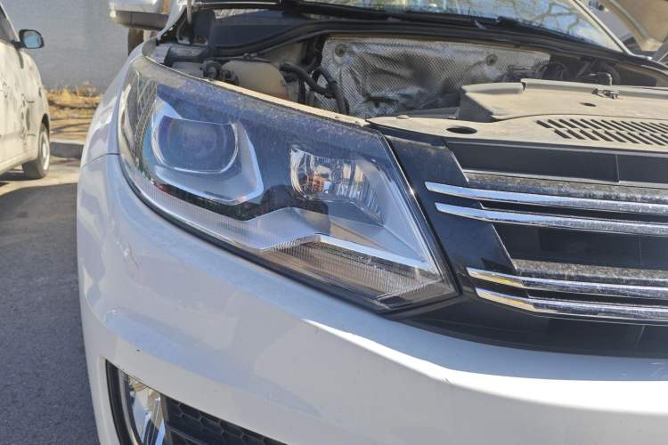 Used Volkswagen Tiguan 2015 1.8TSI Automatic All-Wheel-Drive Luxury Model Right Front Headlight
