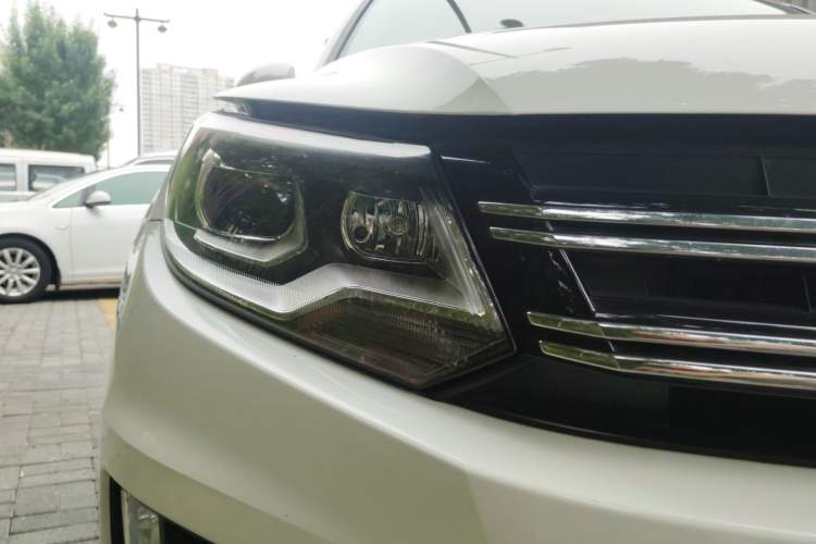 Used Volkswagen Tiguan 2015 1.8TSI Manual Two-Wheel-Drive Limited Edition Right Front Headlight