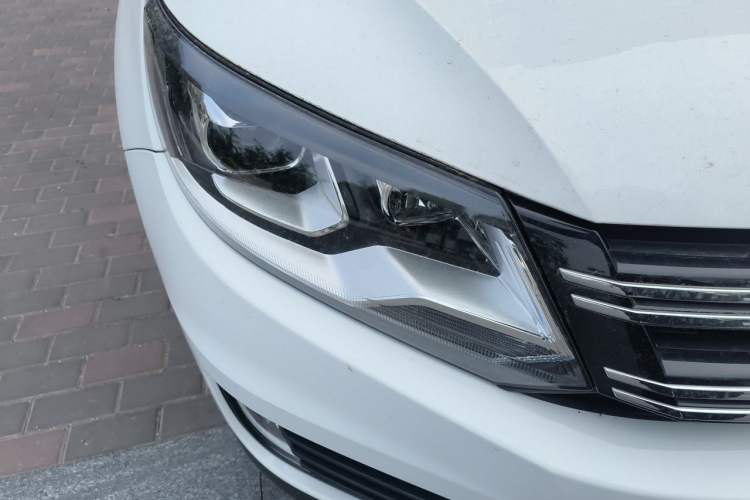 Used Volkswagen Tiguan 2015 1.8TSI Automatic Two-Wheel Drive Trend Edition Right Front Headlight