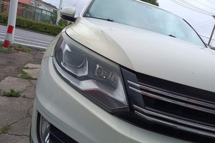 Used Volkswagen Tiguan 2015 1.8TSI Automatic All-Wheel-Drive Luxury Model Right Front Headlight