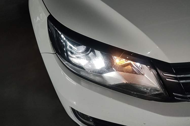 Used Volkswagen Tiguan 2015 1.8TSI Automatic Two-Wheel Drive Luxury Model Right Front Headlight