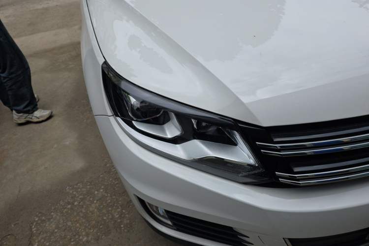 Used Volkswagen Tiguan 2015 1.8TSI Automatic All-Wheel Drive Style Vision Edition Right Front Headlight