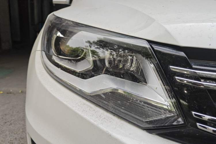Used Volkswagen Tiguan 2015 1.8TSI Automatic Two-Wheel Drive Luxury Model Right Front Headlight