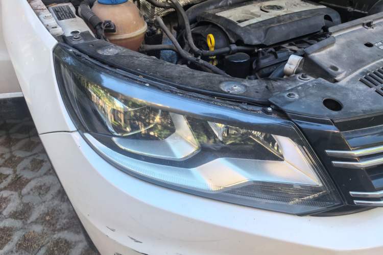 Used Volkswagen Tiguan 2015 1.8TSI Automatic All-Wheel-Drive Luxury Model Right Front Headlight