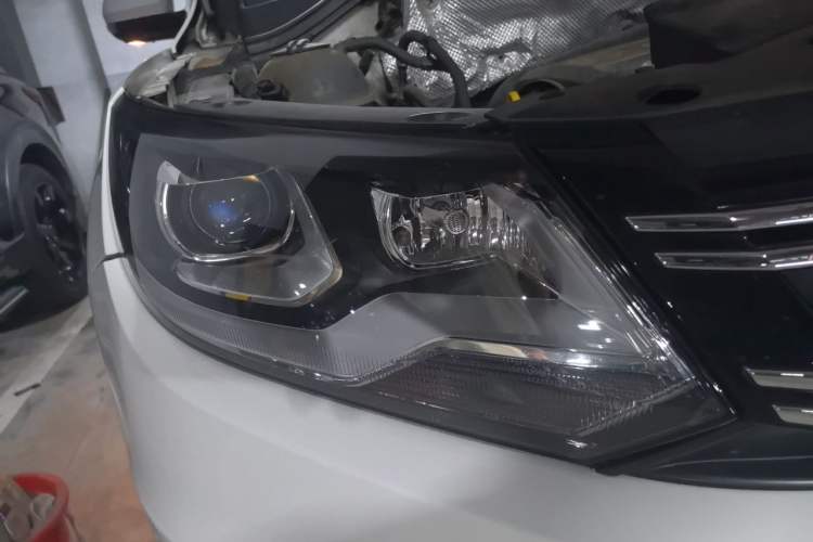 Used Volkswagen Tiguan 2015 1.8TSI Automatic Two-Wheel Drive Luxury Model Right Front Headlight