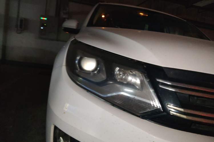 Used Volkswagen Tiguan 2015 2.0 TSI Automatic All-Wheel Drive Luxury Edition Right Front Headlight