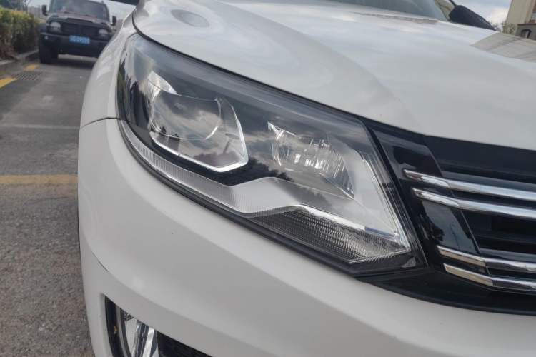 Used Volkswagen Tiguan 2015 1.8TSI Manual Two-Wheel Drive Fashion Edition Right Front Headlight