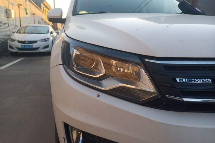Used Volkswagen Tiguan 2015 1.4TSI Manual Two-Wheel Drive BlueMotion Edition Right Front Headlight