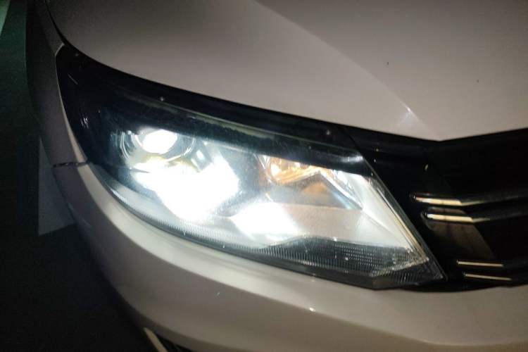 Used Volkswagen Tiguan 2015 1.8TSI Automatic Two-Wheel Drive Comfort Edition Right Front Headlight