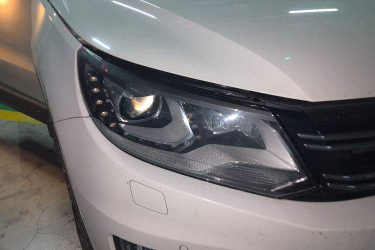 Used Volkswagen Tiguan 2015 2.0 TSI Automatic All-Wheel Drive Flagship Edition Right Front Headlight