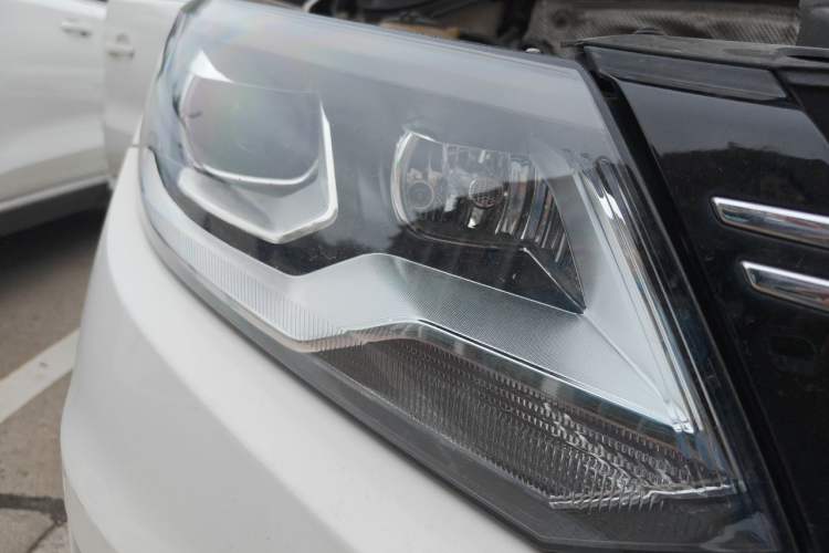Used Volkswagen Tiguan 2015 1.8TSI Automatic All-Wheel-Drive Luxury Model Right Front Headlight
