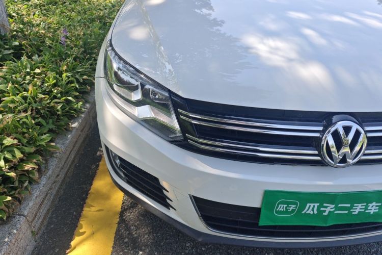 Used Volkswagen Tiguan 2015 1.8TSI Manual Two-Wheel-Drive Limited Edition Right Front Headlight
