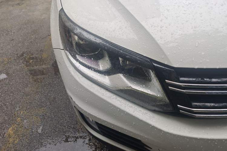 Used Volkswagen Tiguan 2015 1.8TSI Automatic All-Wheel-Drive Luxury Model Right Front Headlight
