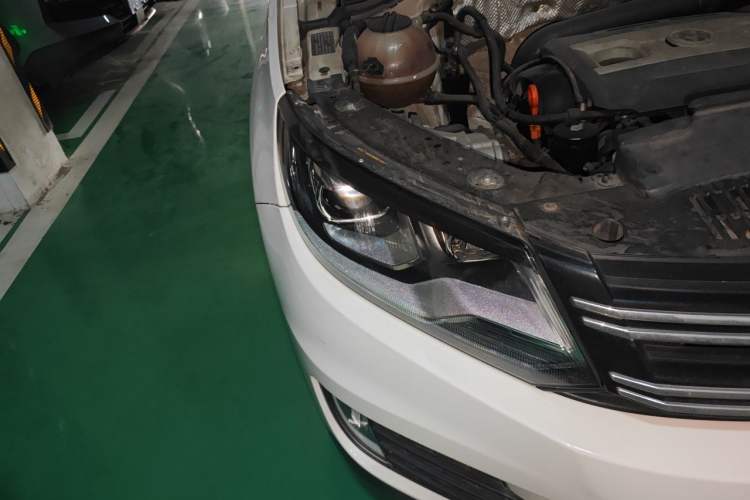 Used Volkswagen Tiguan 2015 1.8TSI Automatic All-Wheel-Drive Luxury Model Right Front Headlight