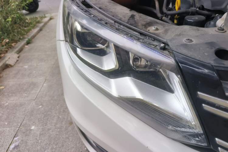 Used Volkswagen Tiguan 2015 1.8TSI Automatic Two-Wheel Drive Luxury Model Right Front Headlight