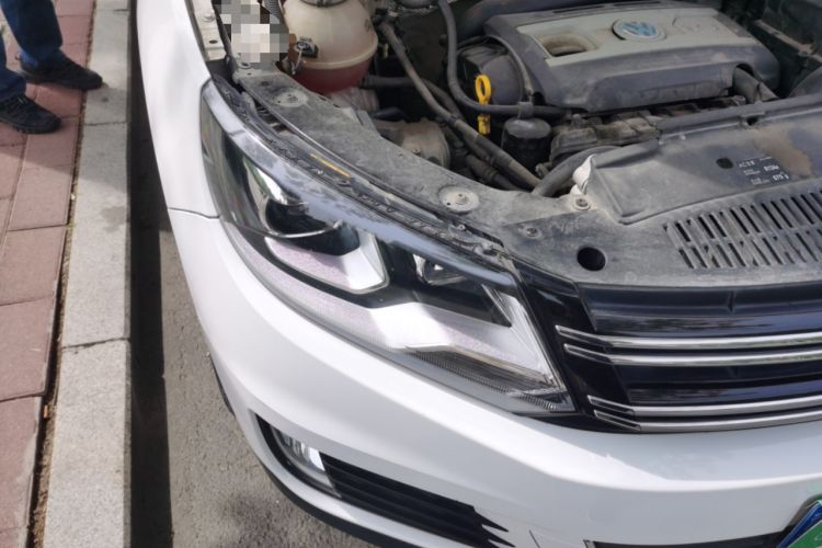 Used Volkswagen Tiguan 2015 2.0 TSI Automatic All-Wheel Drive Luxury Edition Right Front Headlight
