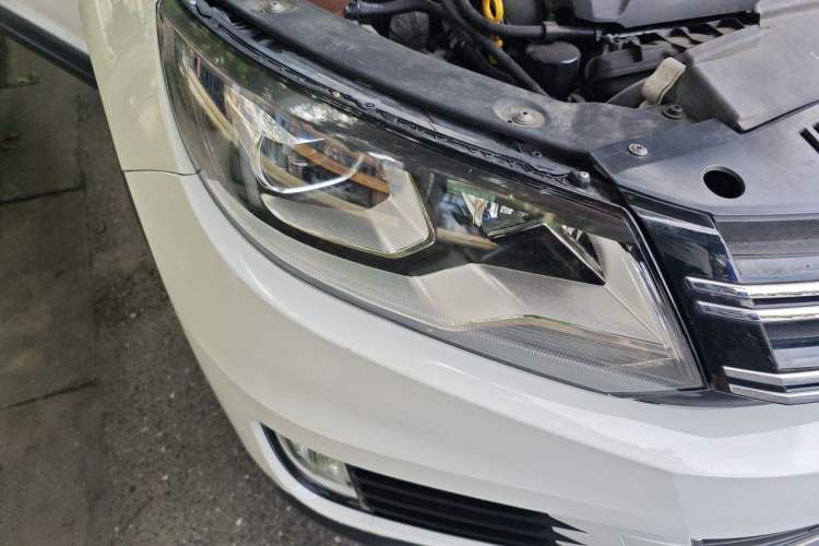 Used Volkswagen Tiguan 2015 1.8TSI Automatic Two-Wheel Drive Luxury Model Right Front Headlight