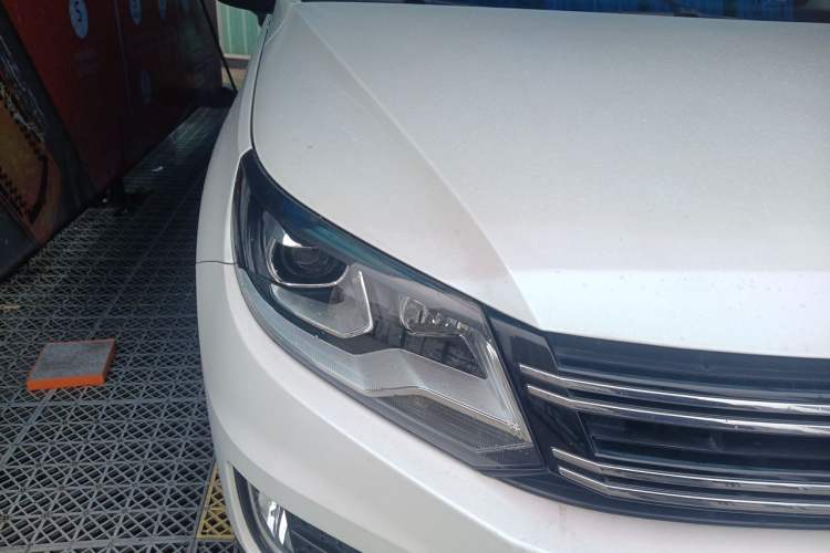 Used Volkswagen Tiguan 2015 1.8TSI Automatic All-Wheel-Drive Luxury Model Right Front Headlight
