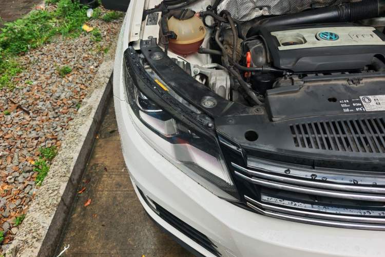 Used Volkswagen Tiguan 2015 1.8TSI Automatic All-Wheel-Drive Luxury Model Right Front Headlight