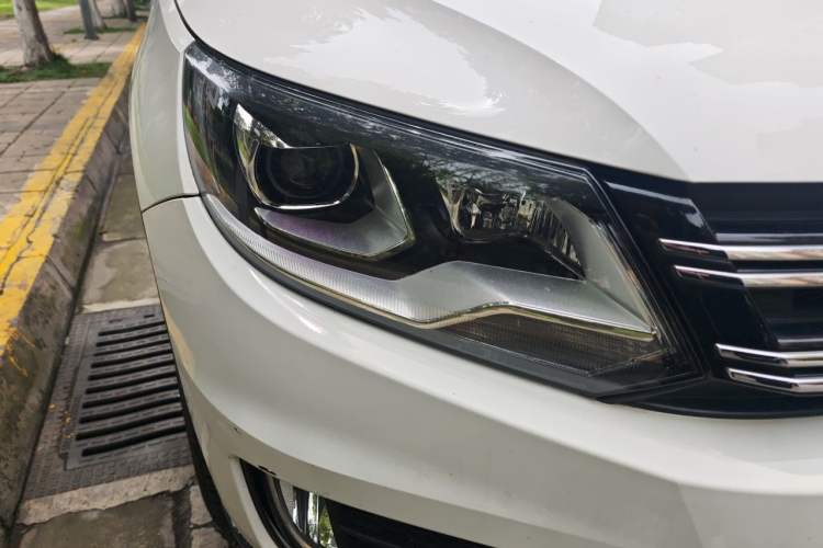 Used Volkswagen Tiguan 2015 1.8TSI Manual Two-Wheel-Drive Limited Edition Right Front Headlight