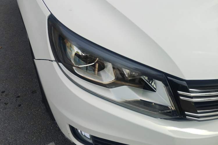 Used Volkswagen Tiguan 2015 1.8TSI Automatic All-Wheel-Drive Luxury Model Right Front Headlight