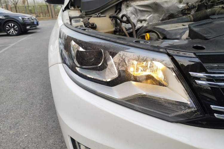 Used Volkswagen Tiguan 2015 1.8TSI Automatic All-Wheel-Drive Luxury Model Right Front Headlight