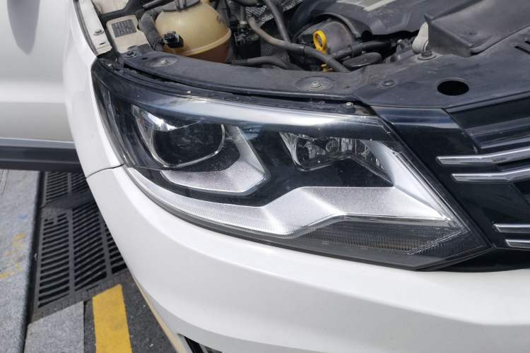 Used Volkswagen Tiguan 2015 1.8TSI Automatic Two-Wheel Drive Luxury Model Right Front Headlight