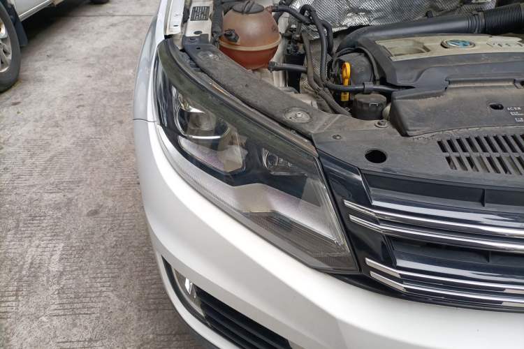 Used Volkswagen Tiguan 2015 1.8TSI Automatic All-Wheel-Drive Luxury Model Right Front Headlight