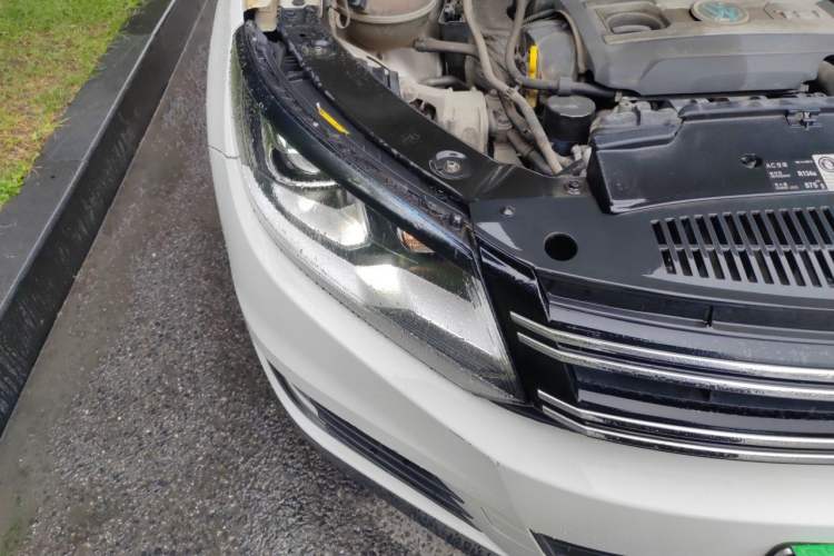 Used Volkswagen Tiguan 2015 1.8TSI Automatic All-Wheel-Drive Luxury Model Right Front Headlight