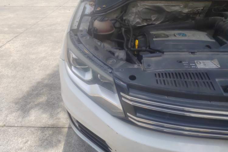 Used Volkswagen Tiguan 2015 1.8TSI Automatic All-Wheel-Drive Luxury Model Right Front Headlight