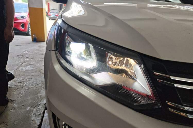 Used Volkswagen Tiguan 2015 1.8TSI Automatic Two-Wheel Drive Luxury Model Right Front Headlight